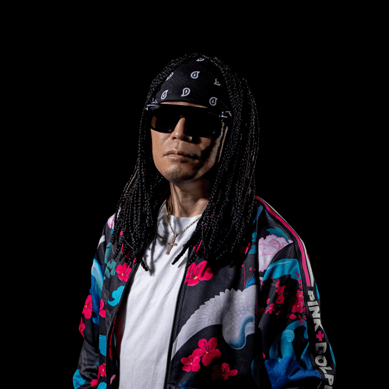 DJ PMX、AK-69とSKRYUを客演に迎えた新曲「Light it up」リリースのサムネイル画像