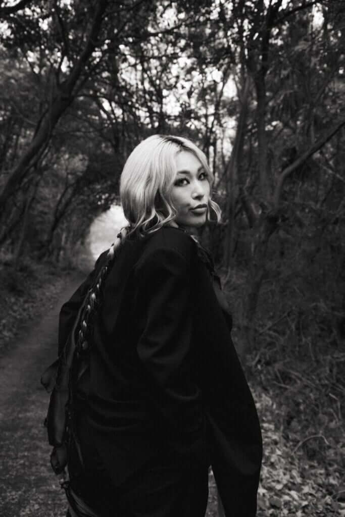 KIRA “シングル”の本音詰まった新曲「ロンリーガール」のサムネイル画像