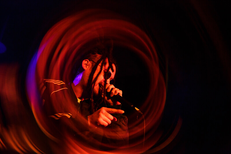 チプルソとKazBubble、リアルな描写でリスナーを照らすWネーム新シングル「KANAU」のサムネイル画像