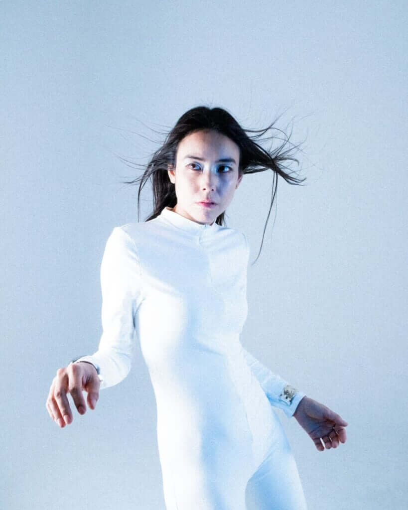 Maika Loubté、最新アルバムから第一弾先行シングル「聖なるバナナが住んでる家」配信開始　時間と空間から脱却する内省的ドリームポップのサムネイル画像