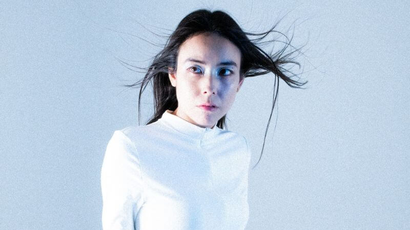 Maika Loubté、最新アルバムから第一弾先行シングル「聖なるバナナが住んでる家」配信開始　時間と空間から脱却する内省的ドリームポップ