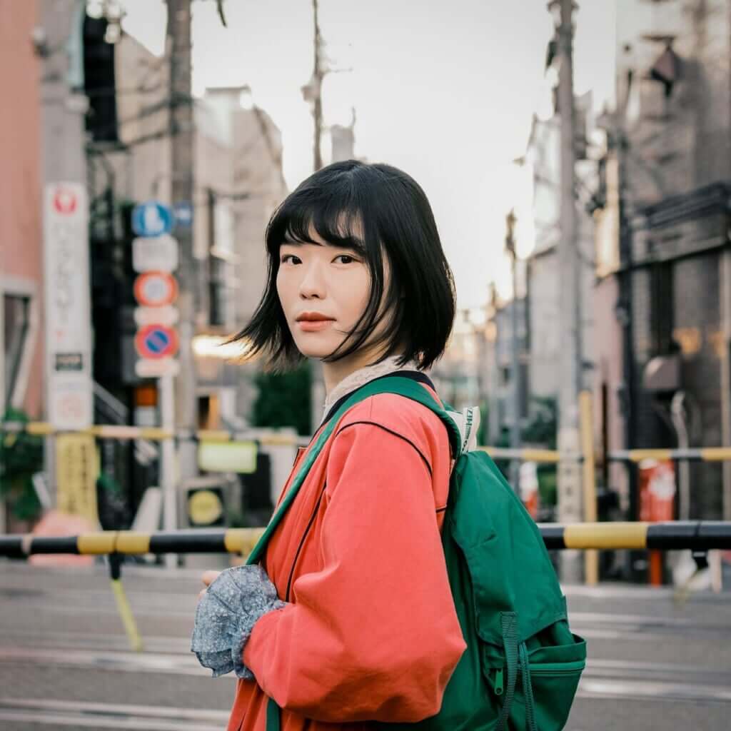 にゃんぞぬデシ、夕陽を感じるノスタルジーな新曲「沿線旅行」リリースのサムネイル画像