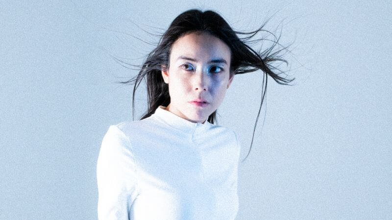 Maika Loubtéがbutajiと初コラボ　ポップでありながら実験的な響きを宿す新曲「Moshi Moshi」配信開始 ＆ MV公開