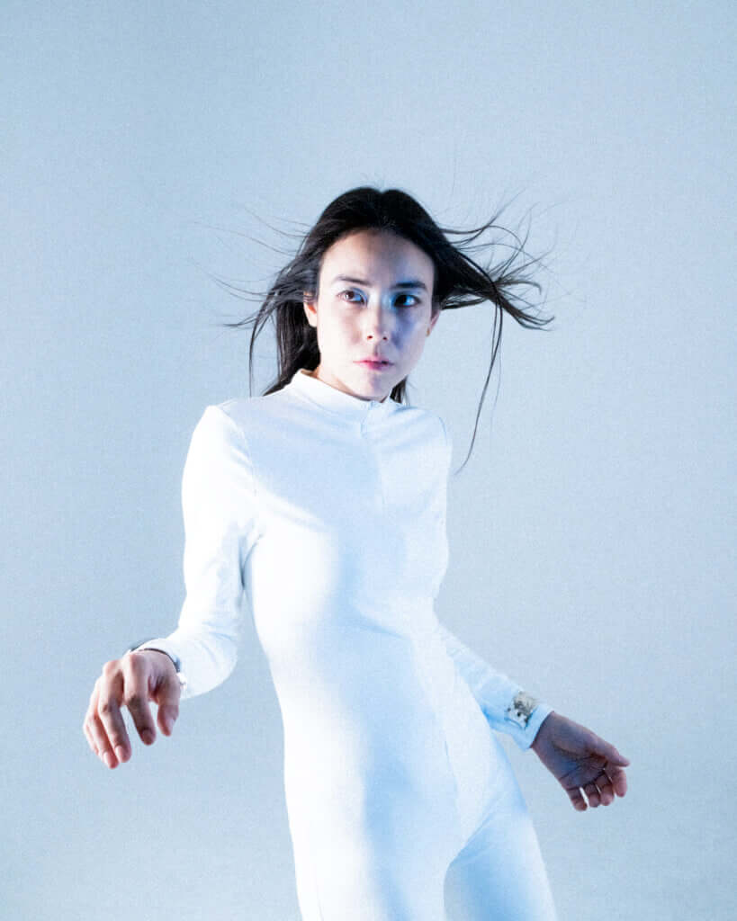 Maika Loubtéがbutajiと初コラボ　ポップでありながら実験的な響きを宿す新曲「Moshi Moshi」配信開始 ＆ MV公開のサムネイル画像