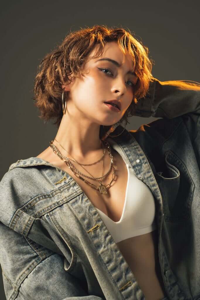 Ashley、客演にAKLO、MuKuRo、柊人らが参加した全10曲のミニアルバム『1999』配信リリースのサムネイル画像