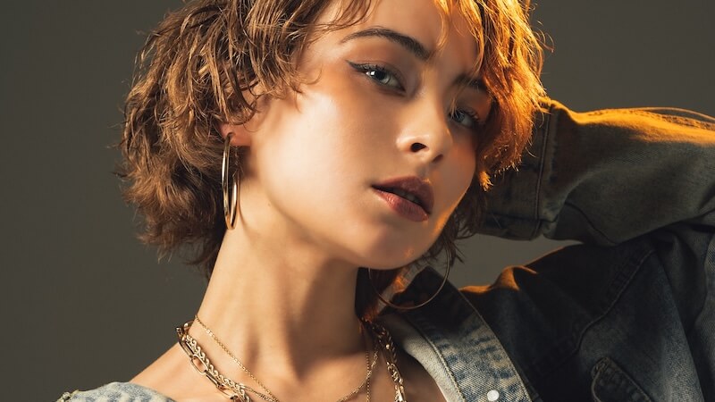 Ashley、客演にAKLO、MuKuRo、柊人らが参加した全10曲のミニアルバム『1999』配信リリース