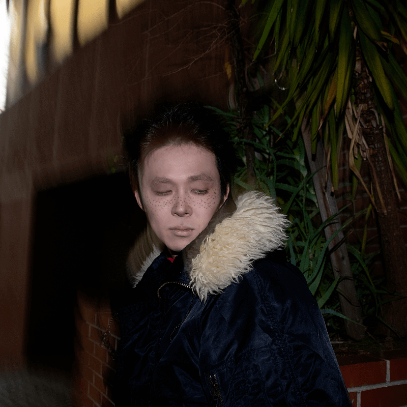 令和のグラムロックを鳴らすTarah Kikuchi、今月リリース予定の新アルバムから先行シングル「ブルーのアイシャドウ」配信開始のサムネイル画像