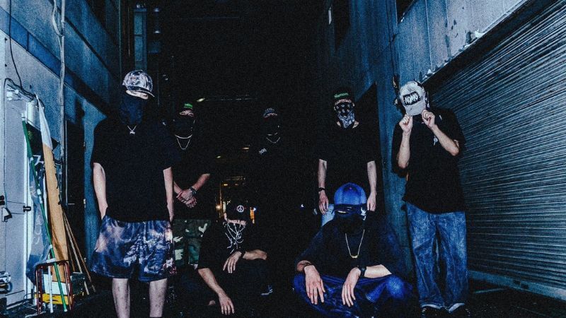 DC、“スラミングデス×Phonk” 最凶サウンドの2ndアルバム『AKB SIGILS』　JNKMN、SLUMZA、SiX FXXT UNDXRら参加