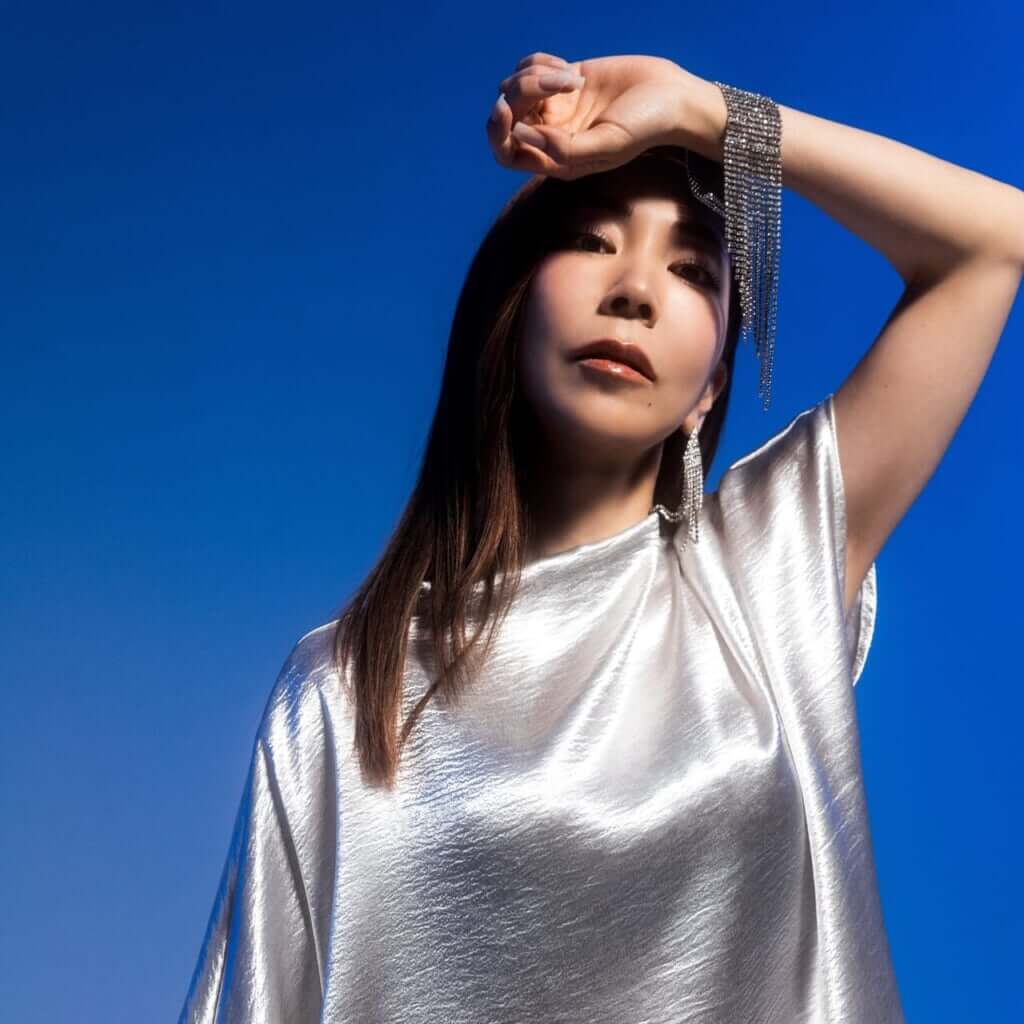 露崎春女、フィーチャリングにmichicoを迎えた新曲「GLAMOROUS」リリース　30周年ライブも間近のサムネイル画像