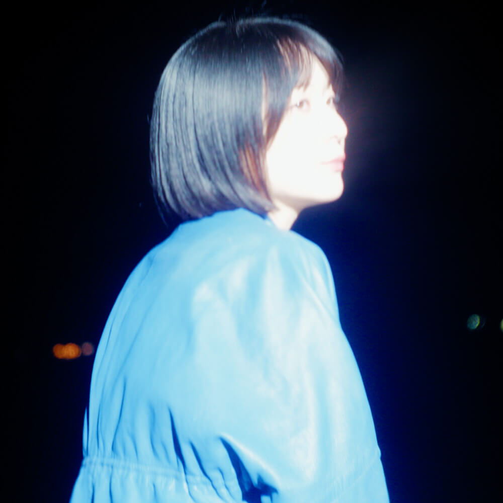Som、恋愛の温度感を鮮やかに描く新曲「hibana」配信開始のサムネイル画像