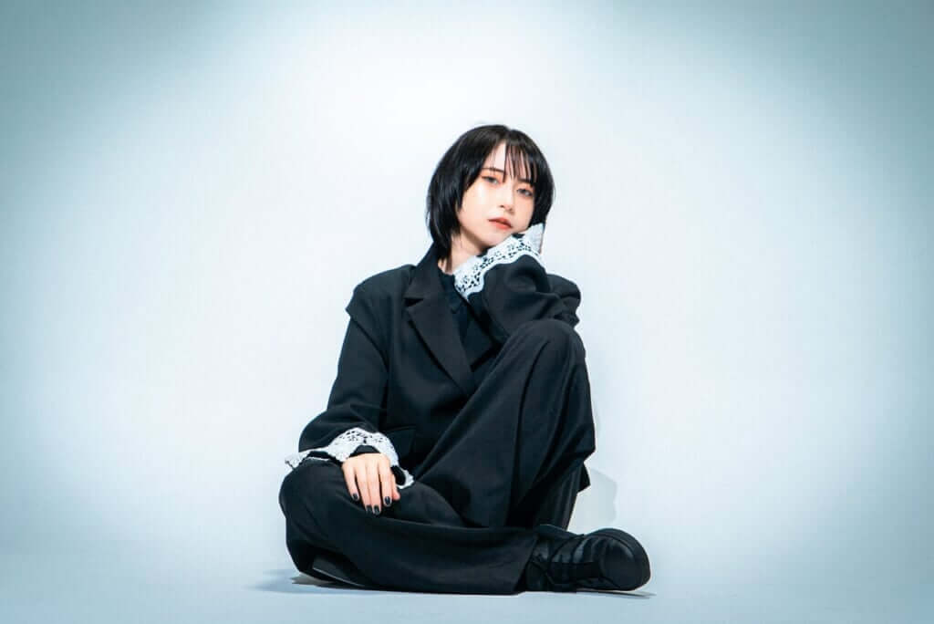 立花綾香、廃盤となった幻の楽曲や未音源化をコンパイルしたスペシャルアルバム『黒、煌々たる』リリースのサムネイル画像