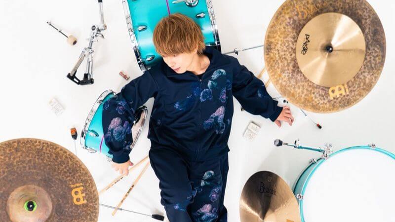 八木優樹（KEYTALK）のソロプロジェクトmrtwobaseが初楽曲「KYOKAISEN」配信開始 ＆ MV公開