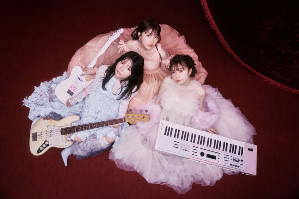 SILENT SIREN、アニメ『タヌキとキツネ』主題歌「ニコイチ！」配信開始のサムネイル画像