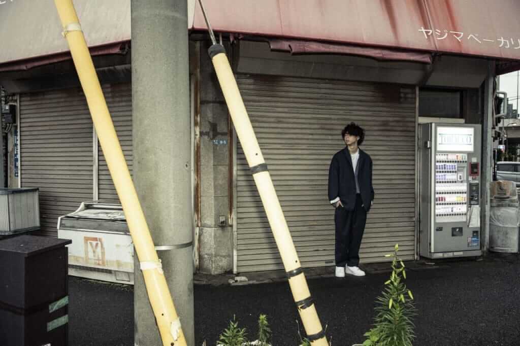 小林柊矢インタビュー「僕にしか歌えない作品を世に送り出していきたい」未知の可能性を秘めた新星シンガーソングライターのサムネイル画像