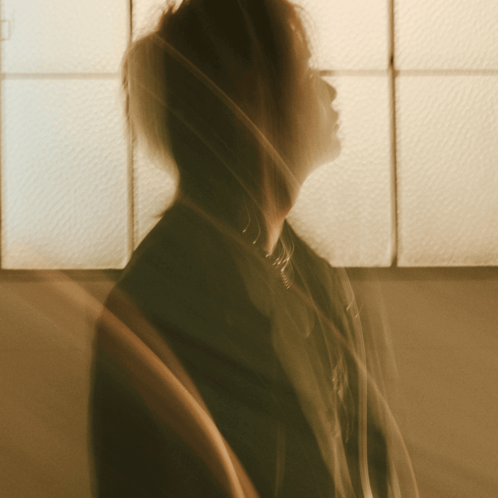 雨良 Amalaインタビュー  |  “雨良 Amala、歌い始めます” 自身の歌声を解き放ち、歩み出す新章のサムネイル画像